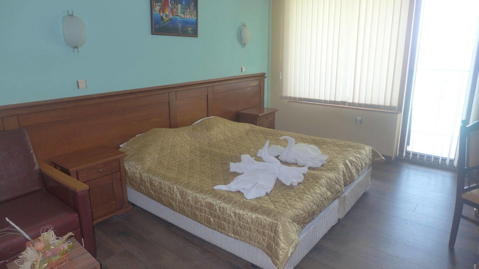 Petrov Family Hotel Несебир Екстер'єр фото